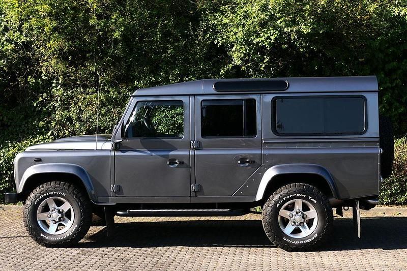 Grau Gebraucht 2015 Land Rover Defender SE SUV | 45.000 € - Bild 1/4