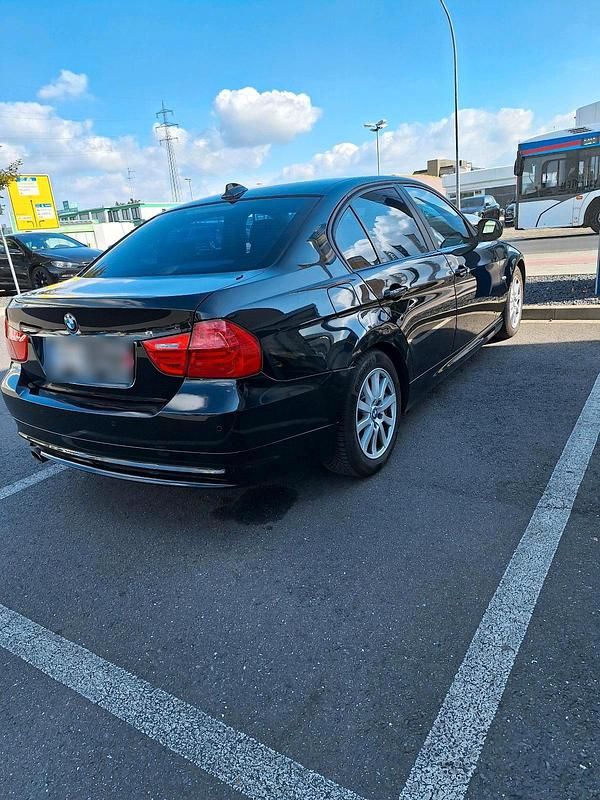 Gebraucht BMW 320 163 PS (119 kW) 2011 Schwarz Limousine