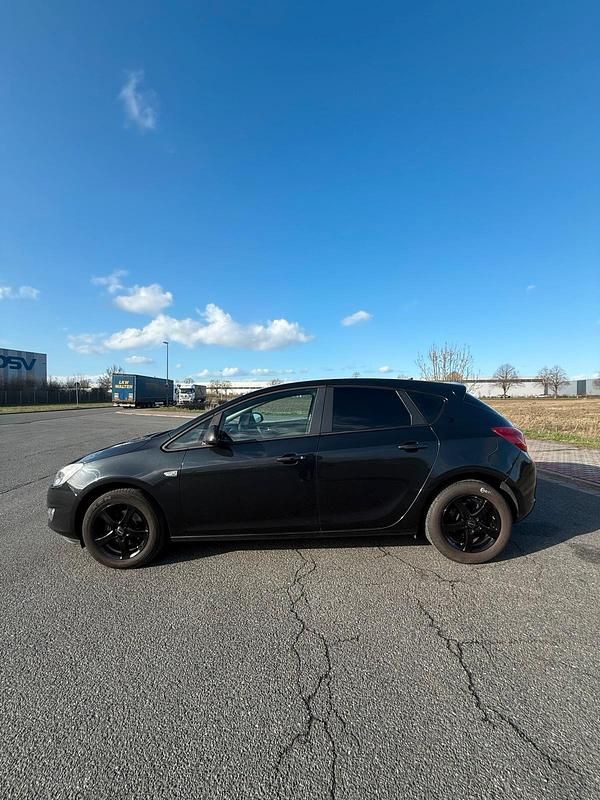 Gebraucht Opel Astra Design Edition 87 PS (63 kW) 2011 Schwarz Kleinwagen