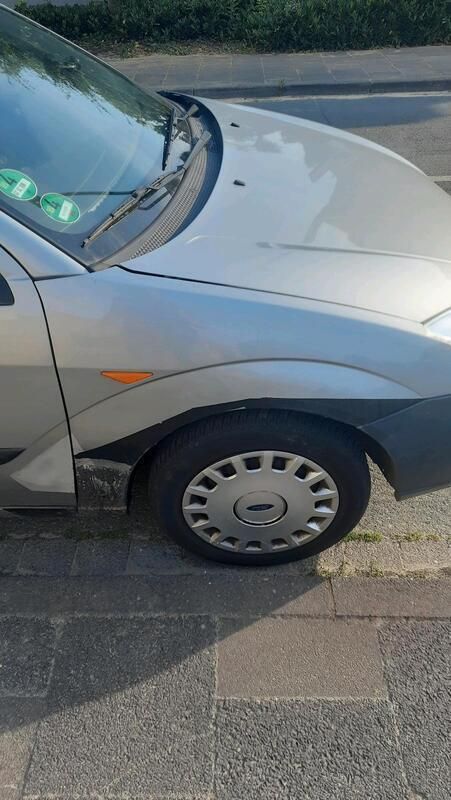 Silber Gebraucht 2004 Ford Focus Kleinwagen | 450 € (Superpreis) - Bild 1/4