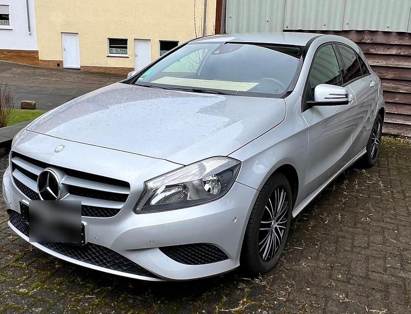 Gebraucht Mercedes A180 122 PS (89 kW) 2013 Silber Kleinwagen