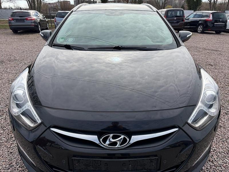 Gebraucht Hyundai i40 Edition 134 PS (98 kW) 2011 Schwarz Kombi