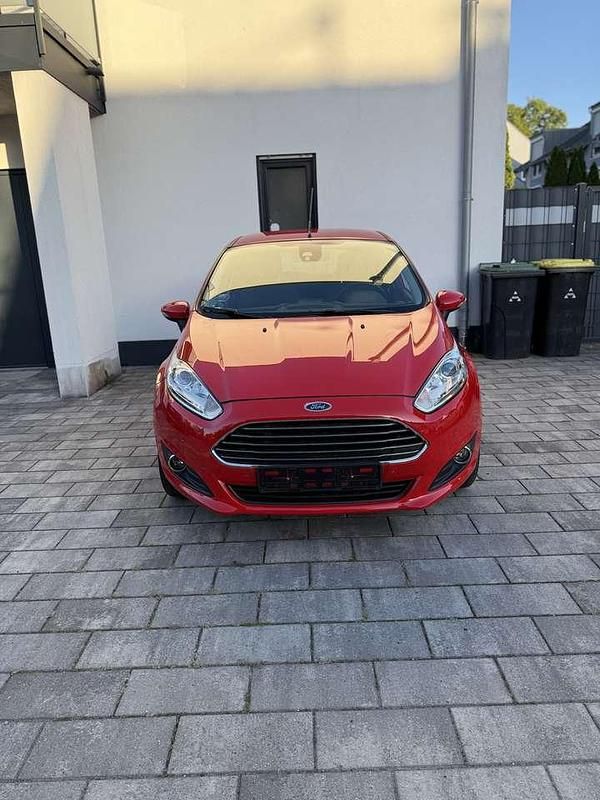 Gebraucht Ford Fiesta Titanium 101 PS (74 kW) 2016 Rot Limousine