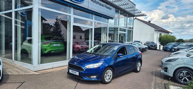Blau Gebraucht 2016 Ford Focus Limousine | 9.500 € (Etwas zu teuer) - Bild 1/4