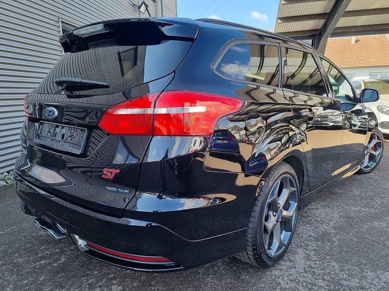 Second-hand Ford Focus ST 250 CP (183 kW) 2016 Negru Berlinǎ