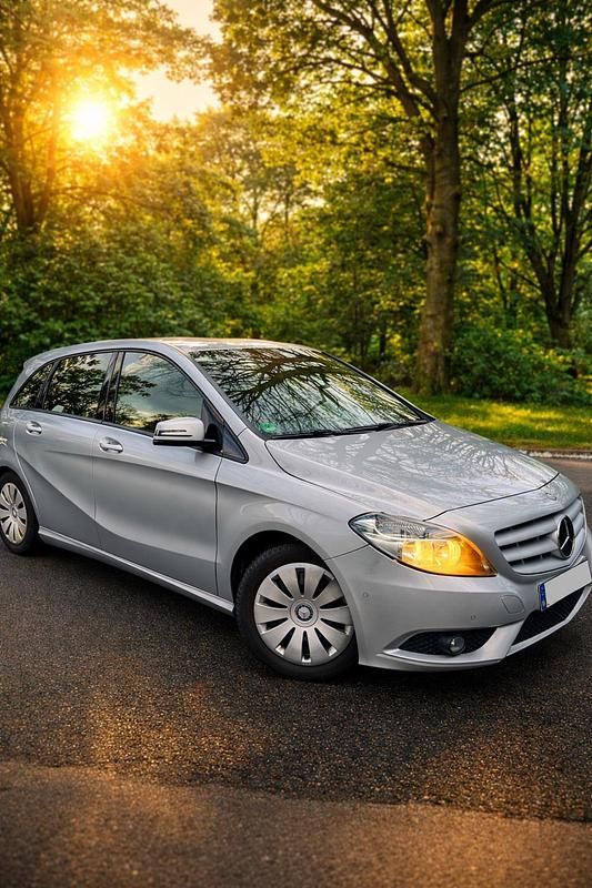 Silber Gebraucht 2012 Mercedes B220 Van / Kleinbus | 8.000 € - Bild 1/4