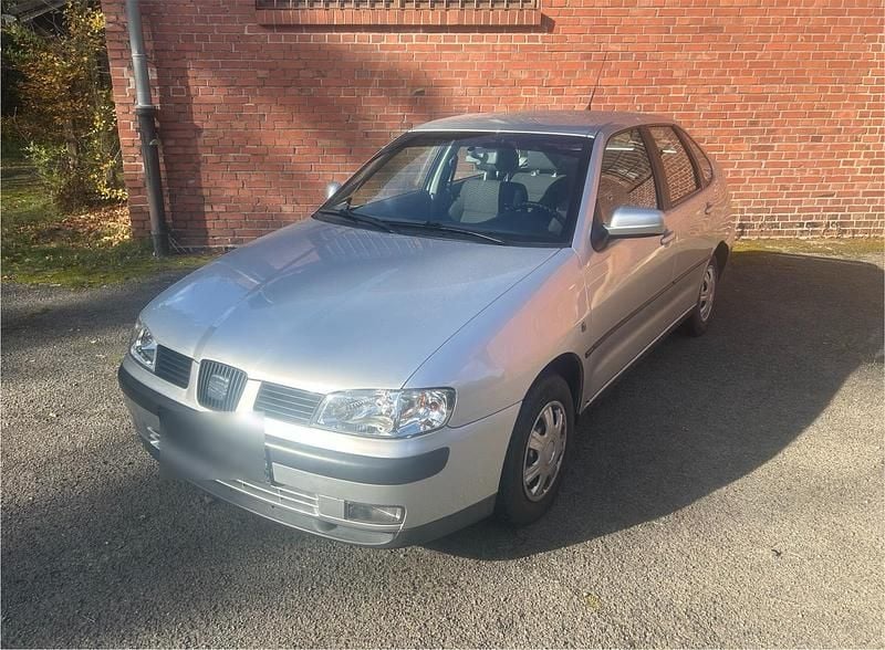 Silber Gebraucht 1999 Seat Cordoba Limousine | 2.299 € (Fairer Preis) - Bild 1/4