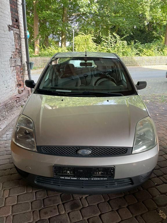 Silber Gebraucht 2002 Ford Fiesta Ambiente Kleinwagen | 1.100 € (Fairer Preis) - Bild 1/4