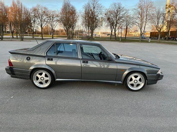 Gebraucht Alfa Romeo 75 200 PS (147 kW) 1988 Grau Limousine