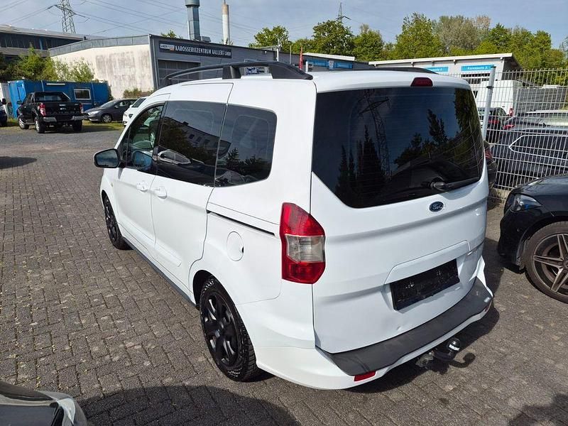 Gebraucht Ford Tourneo Courier Trend 101 PS (74 kW) 2015 Weiß Van / Kleinbus