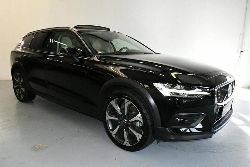 Gebraucht Volvo V60 CC 197 PS (144 kW) 2023 Onyx black metallic (schwarz) Kombi