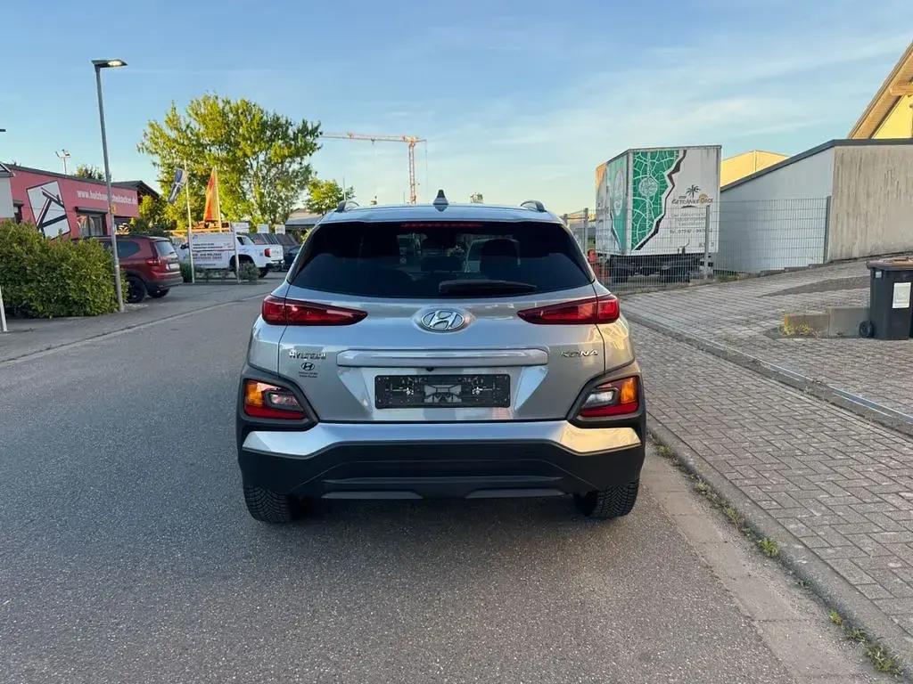 Gebraucht Hyundai Kona YES! 120 PS (88 kW) 2019 Silber SUV