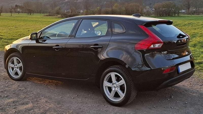 Gebraucht Volvo V40 Inscription 122 PS (89 kW) 2018 Schwarz Kombi