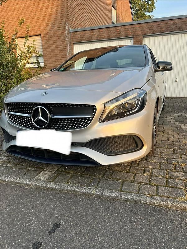Silber Gebraucht 2018 Mercedes A180 Edition Limousine | 17.699 € (Guter Preis) - Bild 1/4