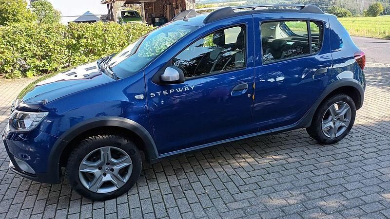 Blau Gebraucht 2020 Dacia Sandero Celebration Kleinwagen | 11.555 € (Superpreis) - Bild 1/4