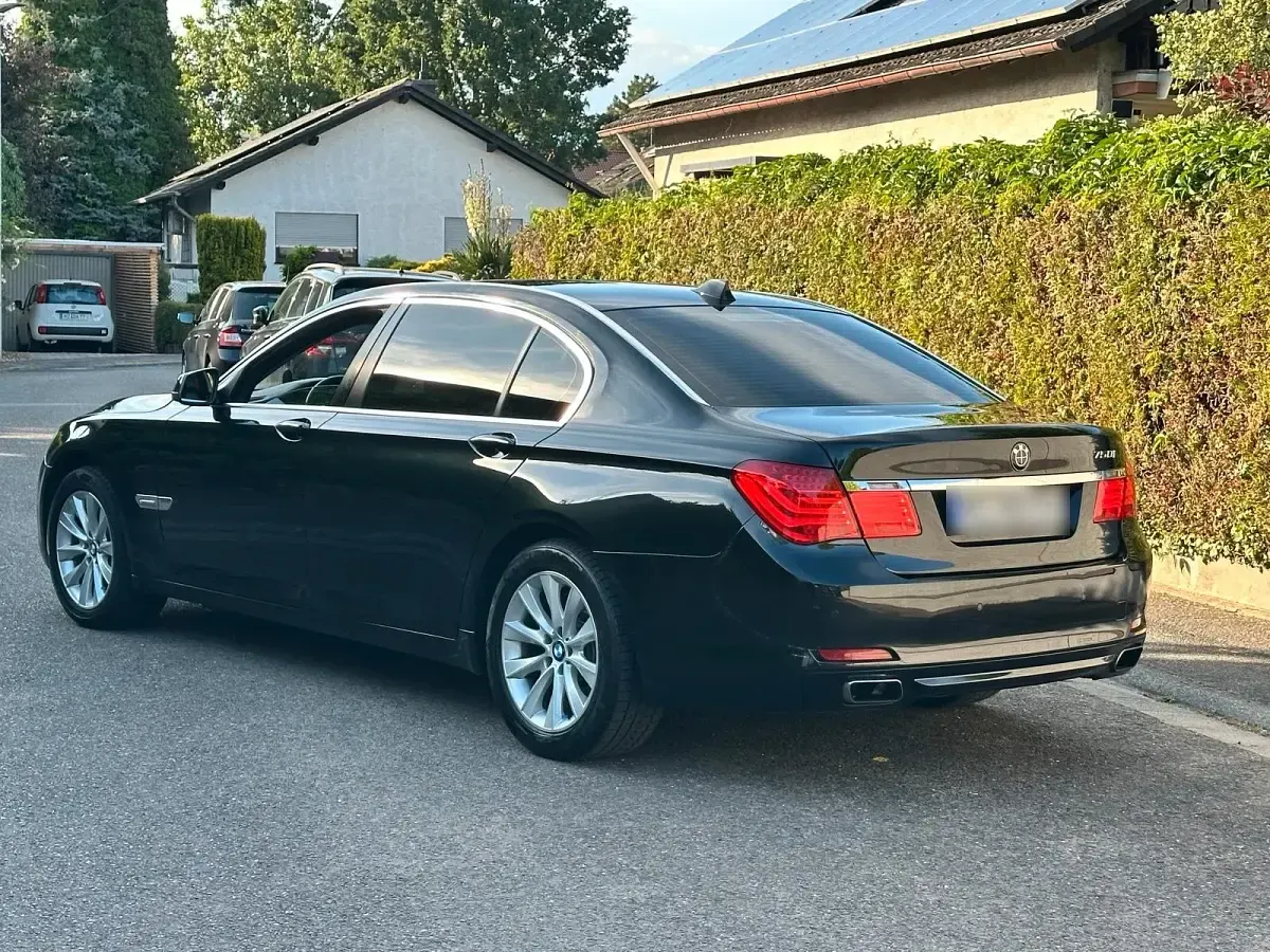 Gebraucht BMW 750 408 PS (300 kW) 2010 Schwarz Limousine