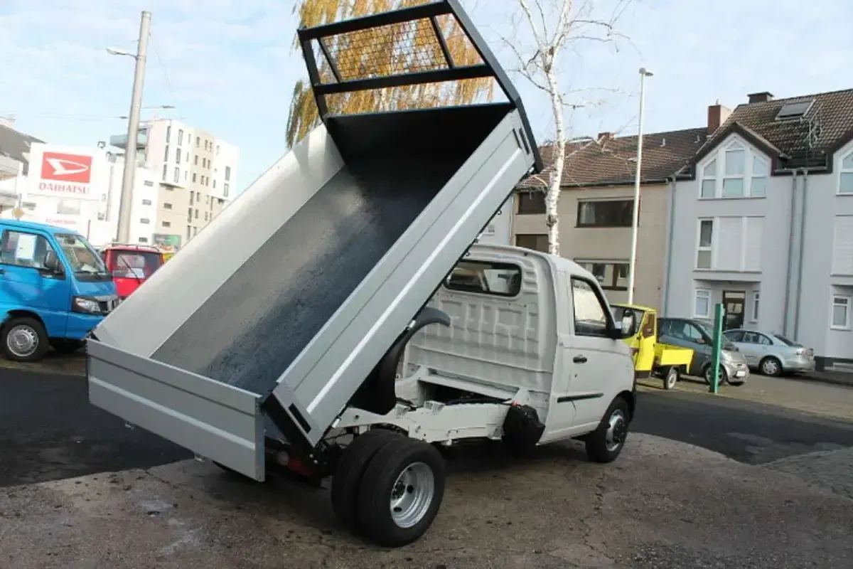 Neu Piaggio Porter 106 PS (77 kW) 2025 Plaster weiss SUV