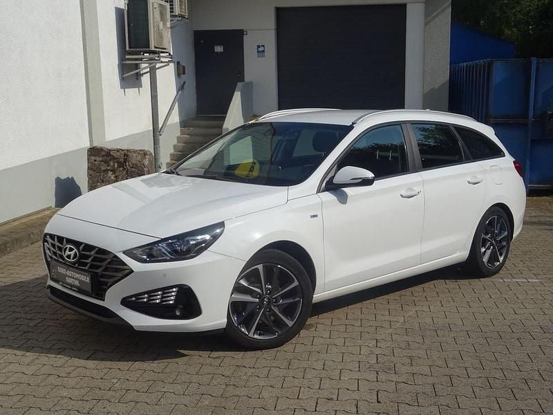 Weiß Gebraucht 2022 Hyundai i30 Trend Kombi | 13.999 € (Fairer Preis) - Bild 1/4