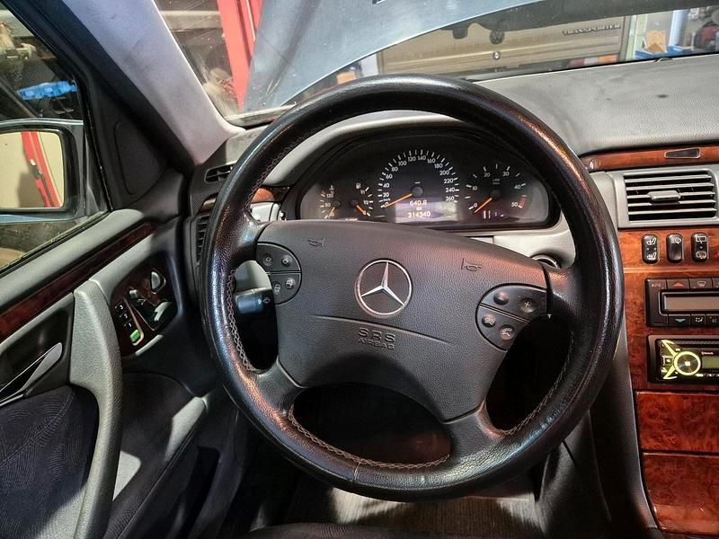 Gebraucht Mercedes E320 197 PS (144 kW) 2001 Schwarz Kombi