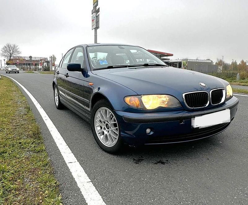 Blau Gebraucht 2004 BMW 318 Limousine | 1.850 € (Guter Preis) - Bild 1/4