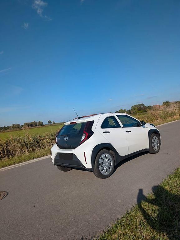 Weiß Gebraucht 2023 Toyota Aygo Style Kleinwagen | 14.500 € (Superpreis) - Bild 1/4