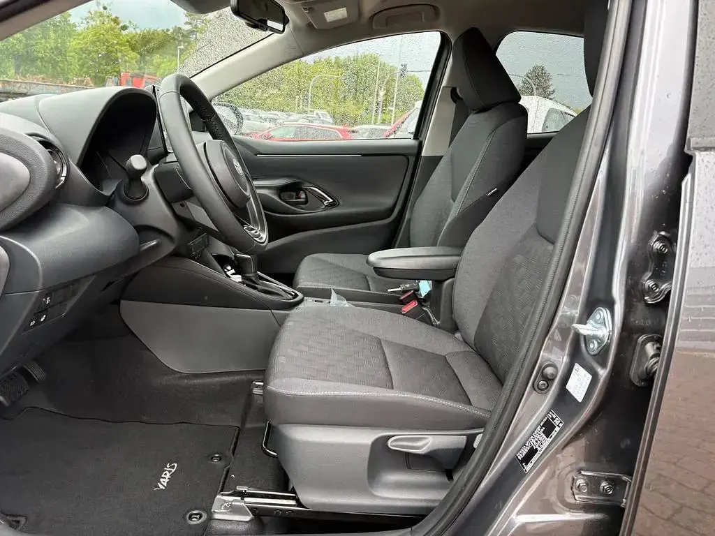Neu Toyota Yaris Hybrid 116 PS (85 kW) 2026 Grau Limousine