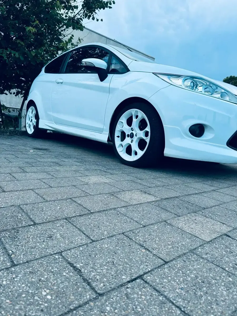 Gebraucht Ford Fiesta 135 PS (99 kW) 2011 Weiß Kleinwagen