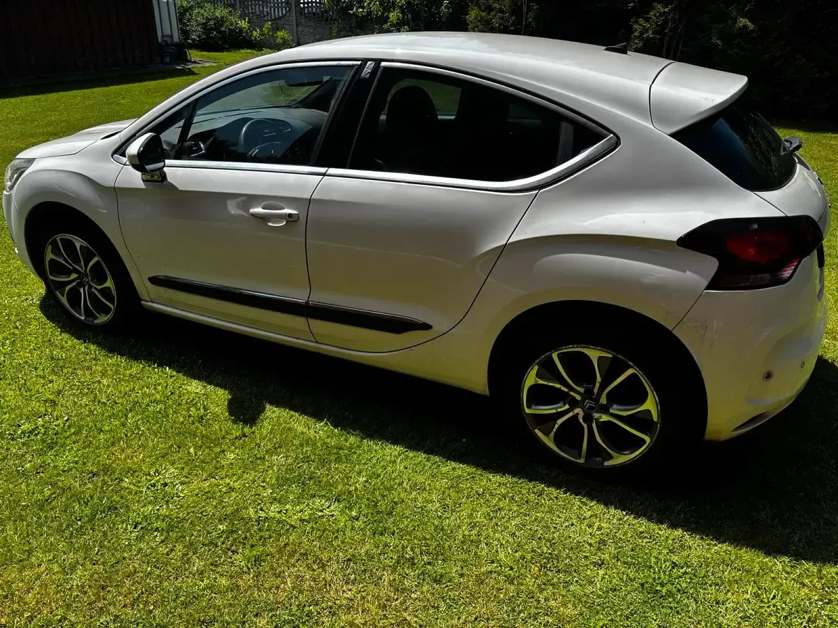 Gebraucht Citroën DS4 Sport Chic 163 PS (119 kW) 2012 Weiß Kleinwagen