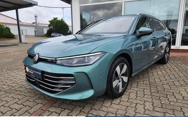 Gebraucht VW Passat Elegance 150 PS (110 kW) 2024 Grün Kombi