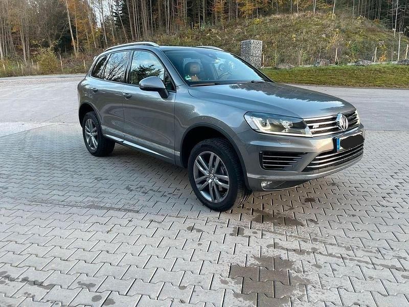 Grau Gebraucht 2017 VW Touareg R SUV | 24.290 € (Fairer Preis) - Bild 1/4