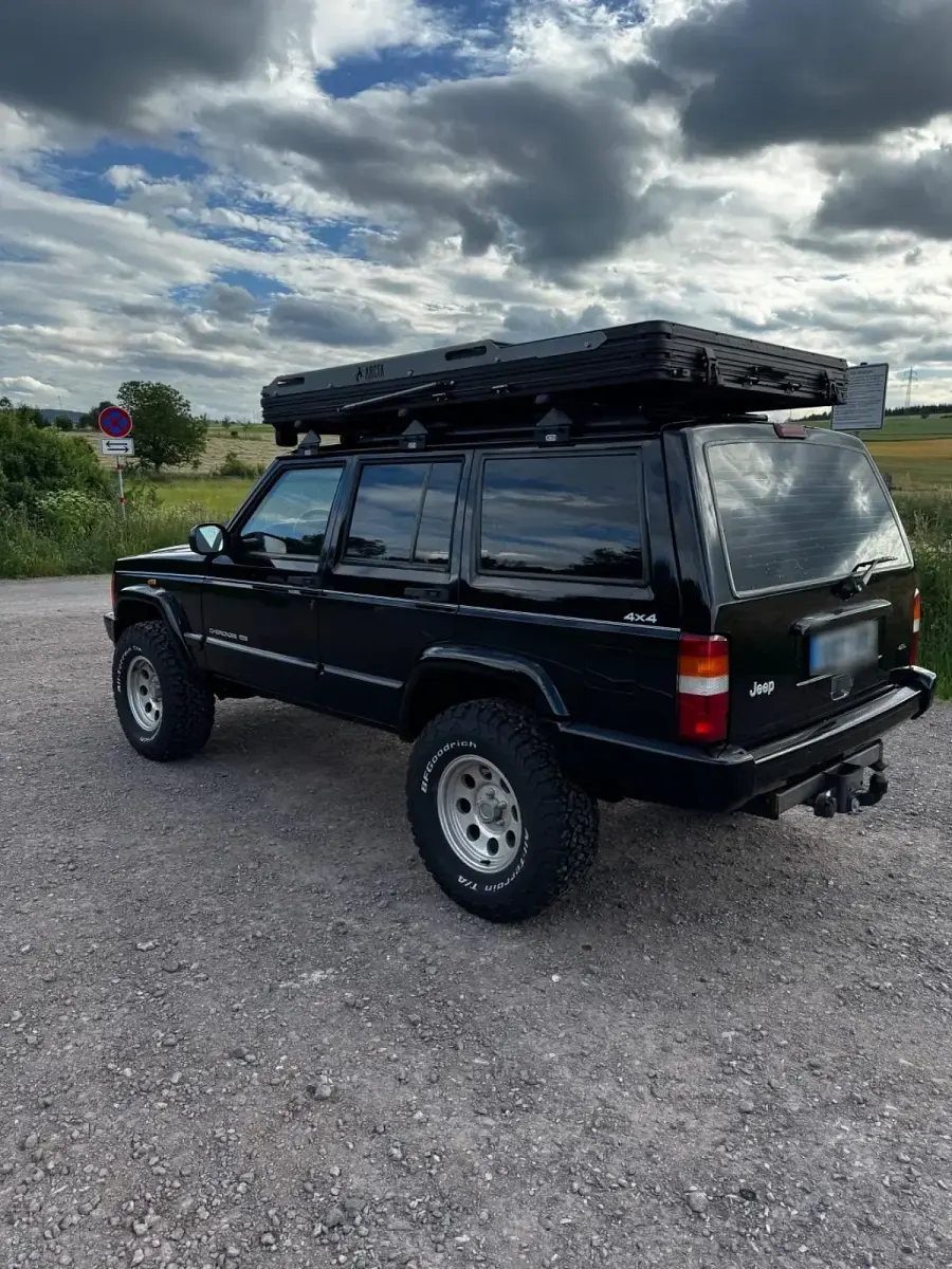 Gebraucht Jeep Cherokee Overland 178 PS (130 kW) 1999 Schwarz SUV