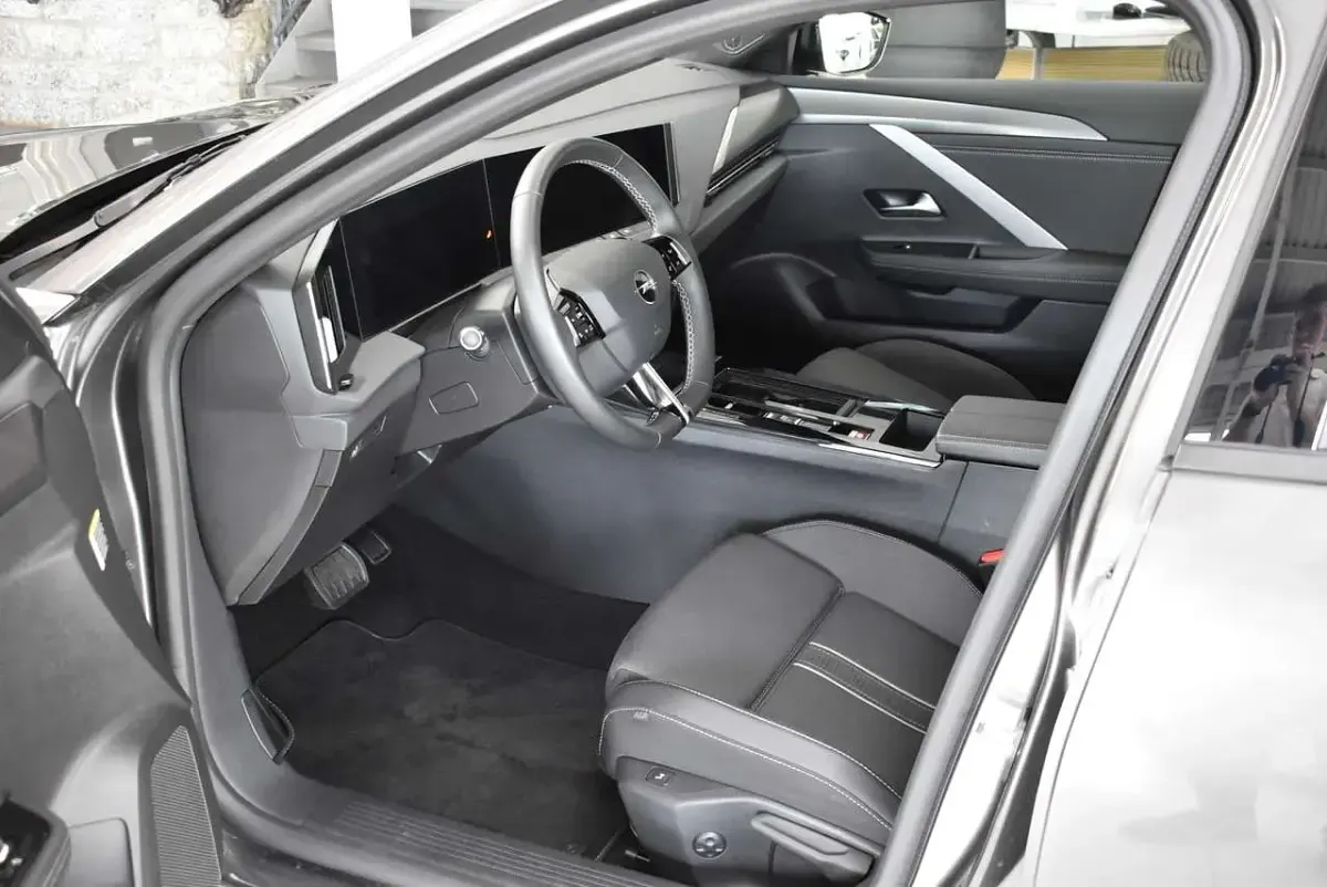 Gebraucht Opel Astra 131 PS (96 kW) 2025 Vulkan grau met. Kleinwagen