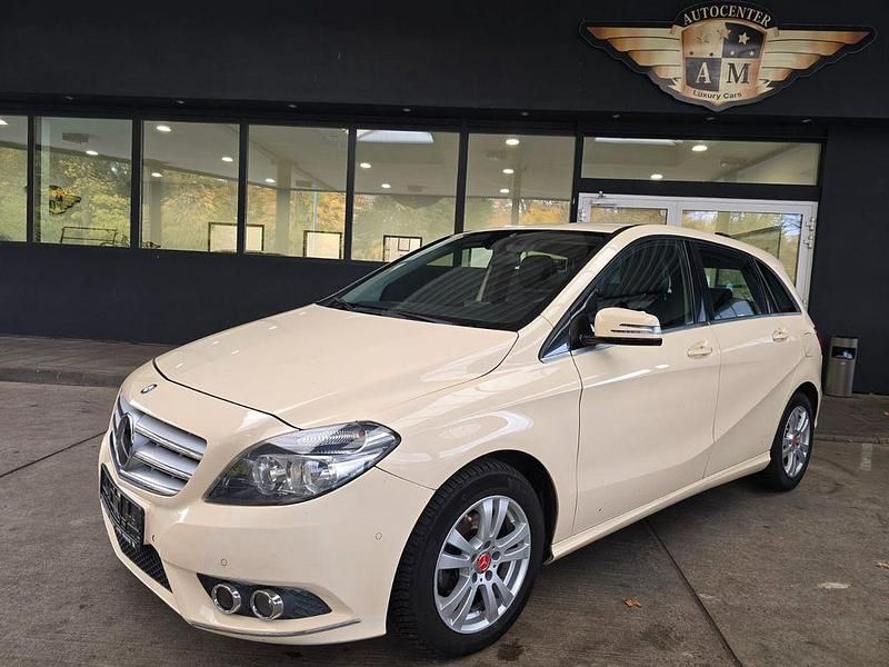 Weiß Gebraucht 2013 Mercedes B180 Van / Kleinbus | 6.950 € (Guter Preis) - Bild 1/4