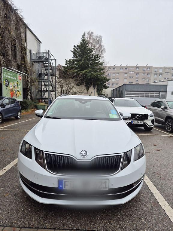 Weiß Gebraucht 2017 Skoda Octavia Style Kombi | 10.400 € (Fairer Preis) - Bild 1/4