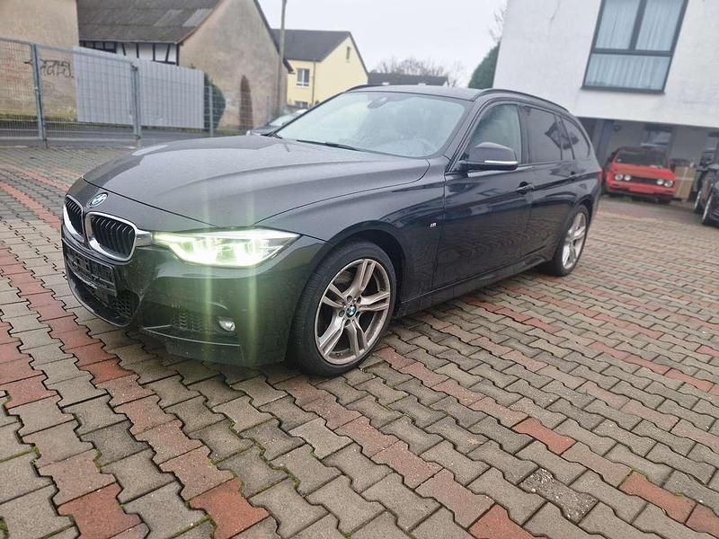 Black sapphire metallic Gebraucht 2016 BMW 330 M Sport Kombi | 12.500 € (Superpreis) - Bild 1/4