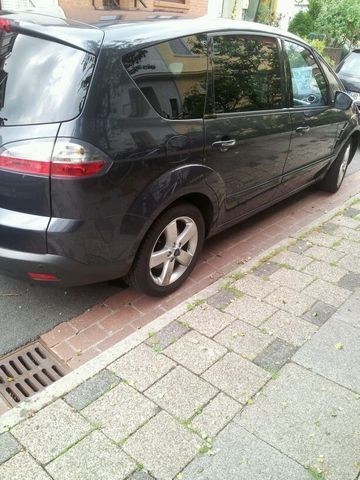 Grau Gebraucht 2009 Ford S-MAX Trend Van / Kleinbus | 14.900 € - Bild 1/4