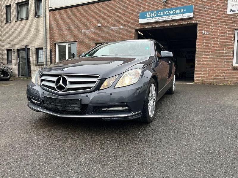 Grau Gebraucht 2012 Mercedes E250 Coupé | 9.900 € (Guter Preis) - Bild 1/4