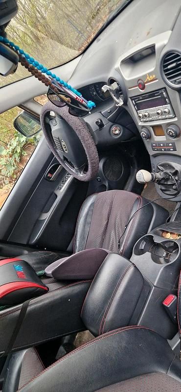 Gebraucht Kia Carens 140 PS (102 kW) 2009 Schwarz Van / Kleinbus