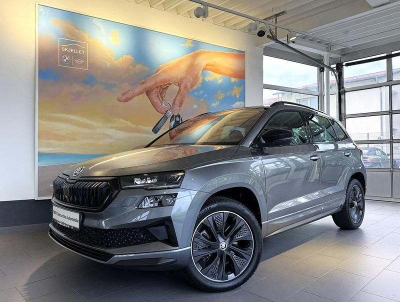Graphite grey metallic Gebraucht 2024 Skoda Karoq SportLine SUV | 34.820 € (Superpreis) - Bild 1/4