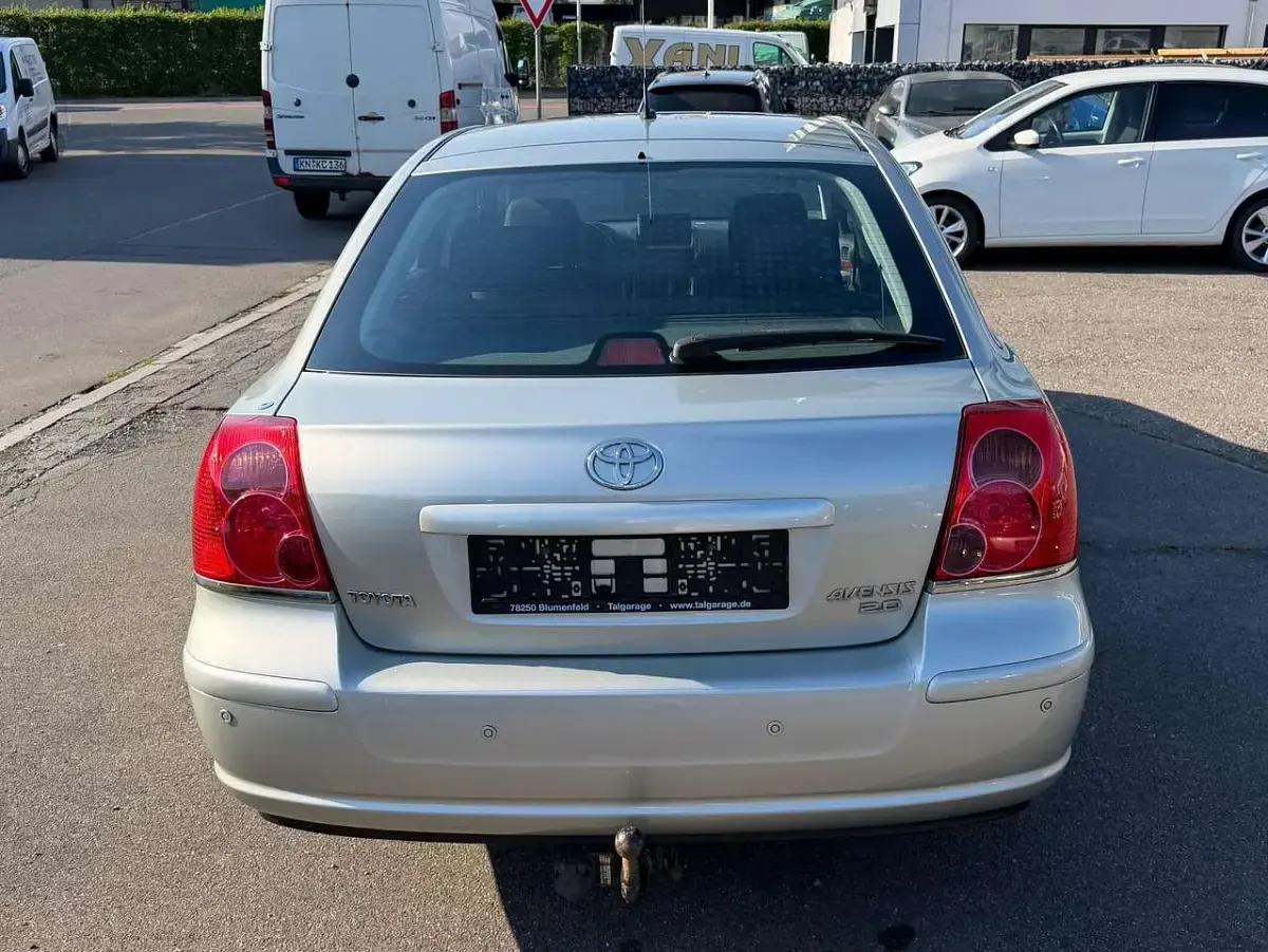 Gebraucht Toyota Avensis Executive 147 PS (108 kW) 2004 Silver metallic Kleinwagen