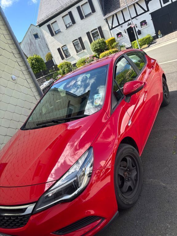 Rot Gebraucht 2016 Opel Astra Edition Limousine | 8.000 € (Superpreis) - Bild 1/4
