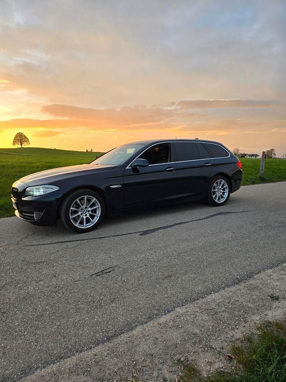 Blau Gebraucht 2011 BMW 520 Kombi | 7.250 € (Teuer) - Bild 1/4