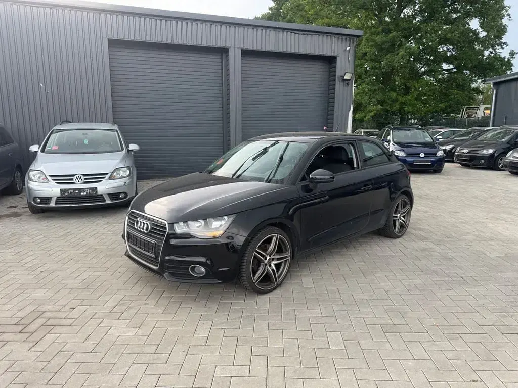 Używany Audi A1 Attraction 122 KM (89 kW) 2011 Czarny Hatchback