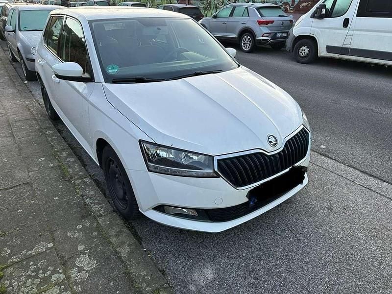 Weiß Gebraucht 2020 Skoda Fabia Cool Plus Limousine | 10.000 € (Guter Preis) - Bild 1/4