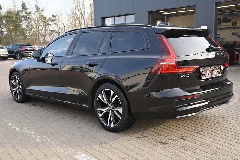 Gebraucht Volvo V60 Plus 197 PS (144 kW) 2025 Schwarz Kombi