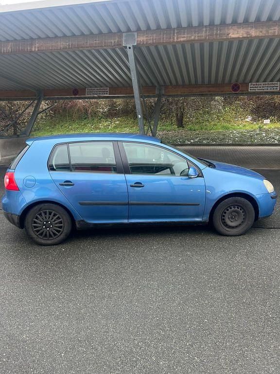 Blau Gebraucht 2004 VW Golf Trendline Limousine | 1.290 € (Superpreis) - Bild 1/4