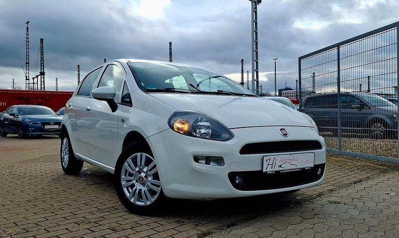 Weiß Gebraucht 2016 Fiat Punto Lounge Limousine | 5.990 € (Fairer Preis) - Bild 1/4