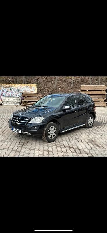 Schwarz Gebraucht 2009 Mercedes ML320 SUV | 10.800 € (Etwas zu teuer) - Bild 1/4