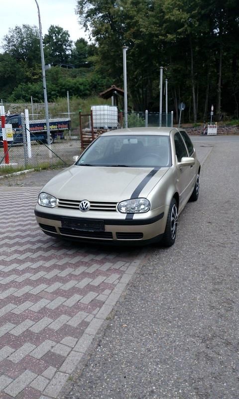Gold Gebraucht 2000 VW Golf IV Kleinwagen | 2.499 € - Bild 1/4