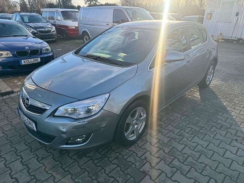 Silber Gebraucht 2011 Opel Astra Innovation Limousine | 4.599 € (Superpreis) - Bild 1/4
